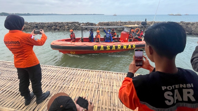 Personel Basarnas Banten bersama personel Ditpolairud bersiap untuk operasi SAR hari kedua kapal penumpang hilang kontak di Dermaga Marina Lippo Carita, Pandeglang, Banten, Rabu (9/9/2026). [ANTARA FOTO/Sigid Kurniawan/wsj]