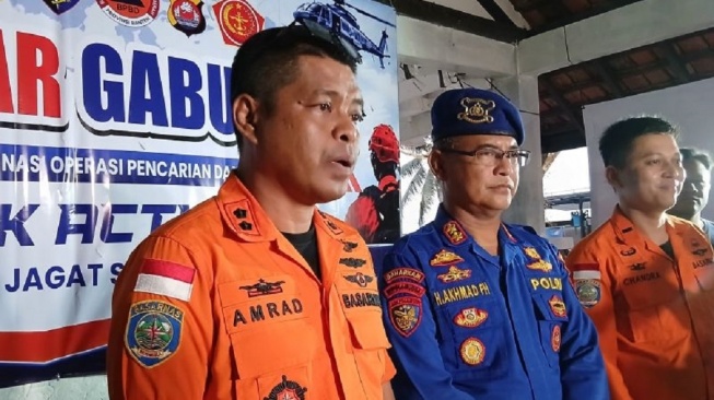Kepala Kantor Pencarian dan Pertolongan Banten, Al Amrad memberikan keterangan resmi terkait update hasil pencarian jurnalis yang hilang kontak di perairan Selat Sunda, Kabupaten Pandeglang, Banten pada Rabu (9/9/2026). ANTARA/Azmi Samsul M