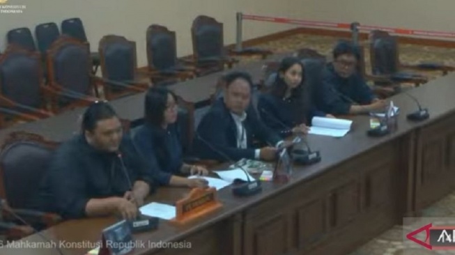Lima mahasiswa Fakultas Hukum mengajukan uji materiil frasa Pasal 252 ayat (1) KUHP Baru menyoal pasal santet ke Mahkamah Konstitusi, Jakarta, Selasa (8/9/2026). (ANTARA/YouTube/Mahkamah Konstitusi/Laily Rahmawaty)