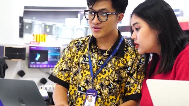 Staf sales Hartono Elektronik memberikan penjelasan langsung mengenai informasi produk kepada konsumen yang berbelanja langsung di gerai. (Dok. Istimewa)