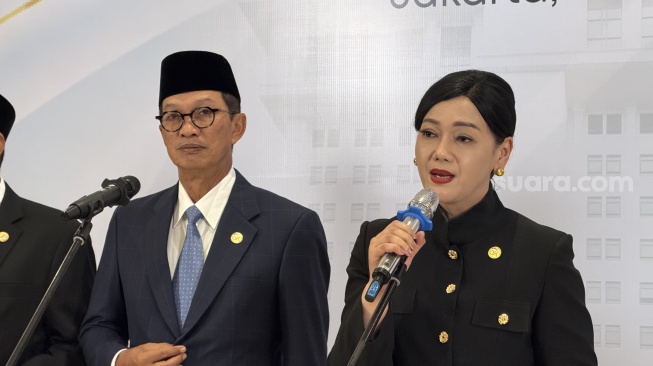 Ketua Dewan Komisioner OJK Friderica Widyasari Dewi saat ditemui di Kantor Mahkamah Agung (MA), Jakarta, Rabu (9/9/2026). [Suara.com/Dicky Prastya]