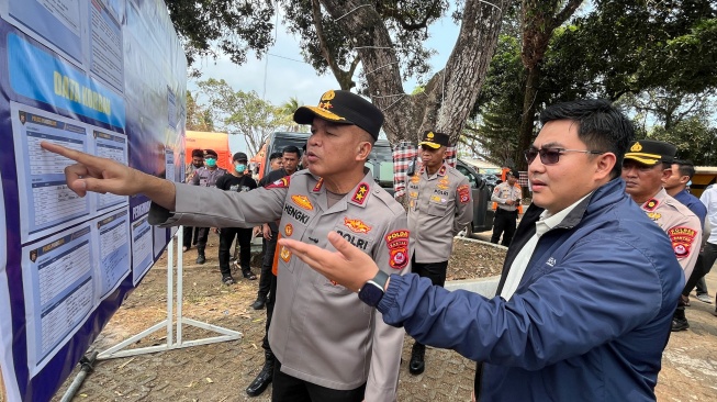 Kapolda Banten Irjen Pol Hengki (kiri) bersama Direktur Pemberitaan LKBN ANTARA Virgandhi Prayudantoro (kedua kanan) melihat informasi data korban penumpang kapal yang hilang kontak di Dermaga Marina Lippo Carita, Pandeglang, Banten, Rabu (9/9/2026). [ANTARA FOTO/Sigid Kurniawan/wsj]