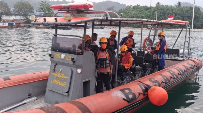 Kantor Pencarian dan Pertolongan (Basarnas) Lampung menerjunkan dua unit Rigid Inflatable Boat (RIB) untuk memperkuat operasi pencarian delapan penumpang speed boat yang dilaporkan hilang kontak di perairan Selat Sunda, Kabupaten Pandeglang, Banten. (Foto dok. Basarnas)
