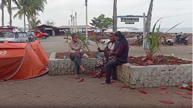 Keluarga dari lima jurnalis yang hilang saat meliput aktivitas Gunung Anak Krakatau mulai berdatangan ke lokasi pencarian. (Metro TV/Seprinal Sri Putra)