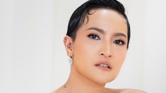Lea Simanjuntak merilis lagu baru berjudul "Ruang di Hatimu". Lagu ini berangkat dari titik balik hidup Lea saat ia merasa lelah dan kehilangan arah. [Instagram]