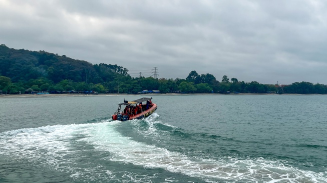 Personel Basarnas Banten bersama personel Ditpolairud berangkat untuk operasi SAR hari kedua kapal penumpang hilang kontak dari Dermaga Marina Lippo Carita di Pandeglang, Banten, Rabu (9/9/2026). [ANTARA FOTO/Sigid Kurniawan/wsj]