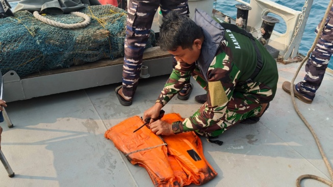 Pencarian 5 Jurnalis Hilang, TNI AL Identifikasi Temuan Pelampung dan Botol Plastik di Anyer