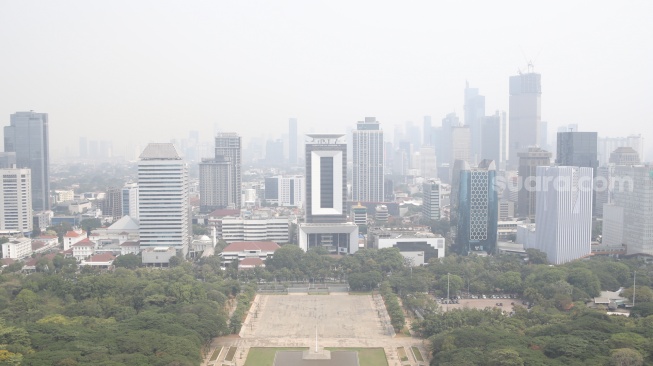Kabut polusi udara menyelimuti gedung-gedung tinggi di kawasan Jakarta, Kamis (10/9/2026). [Suara.com/Alfian Winanto]