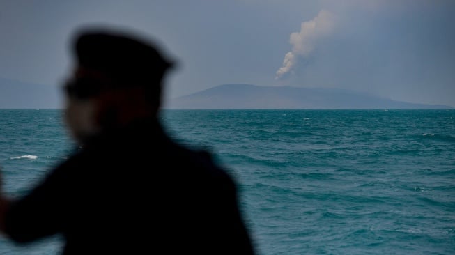 Gunung Anak Krakatau mengeluarkan asap terlihat dari perairan Selat Sunda di Kabupaten Lampung Selatan, Lampung, Rabu (9/9/2026). [ANTARA FOTO/Putra M. Akbar/YU]