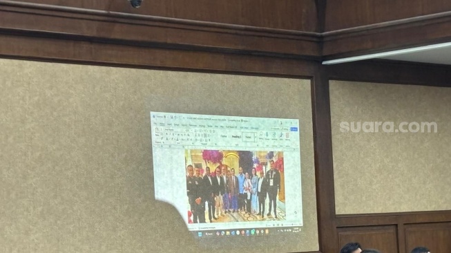 Mantan Menteri Agama Yaqut Cholil Qoumas mempertanyakan soal foto Ketua Dewan Pembina Forum Silaturahmi Asosiasi Travel Haji dan Umrah (SATHU) Fuad Hasan Masyhur dengan Presiden Prabowo Subianto di Paris, Prancis pada 2024 lalu. [Suara.com/Dea]