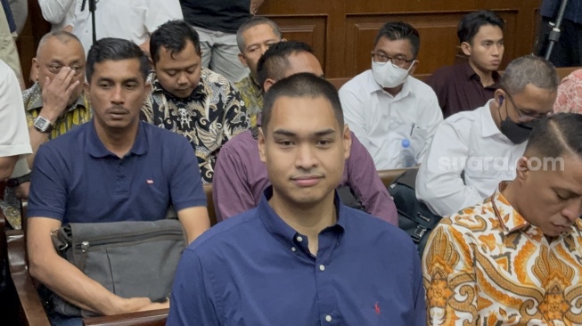 Eks Menteri Pemuda dan Olahraga Dito Ariotedjo tiba di Pengadilan Tipikor Jakarta pada Pengadilan Negeri Jakarta Pusat sekitar pukul 12.54 WIB pada Kamis (10/9/2026). (Suara.com/Dea)