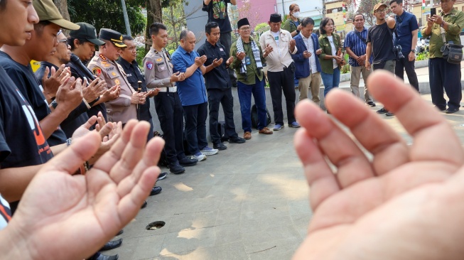 Sejumlah wartawan dari berbagai organisasi, seperti PFI, PWI dan IJTI, bersama Polres serta Pemkot Depok menggelar doa bersama di Depok Open Space, Depok, Jawa Barat, Kamis (10/9/2026). [ANTARA FOTO/Yulius Satria Wijaya/kye]