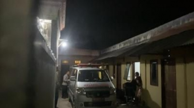 Geger Pria Tewas Misterius di Kamar Kos Bebas Blitar: Sosok Wanita di TKP Disorot