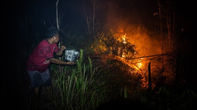 Warga berupaya memadamkan api yang membakar hutan dan lahan di Kecamatan Sebangau, Kota Palangka Raya, Kalimantan Tengah, Rabu (9/9/2026). [ANTARA FOTO/Bayu Pratama S/nym]