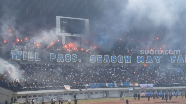 Ribuan Bobotoh memadati tribun Stadion Gelora Bandung Lautan Api (GBLA), Kota Bandung, Kamis (10/9/2026), untuk memberikan dukungan jelang pertandingan tandang Persib Bandung kontra Persija Jakarta.[Suara.com/Rahman]