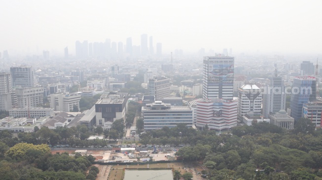 Kabut polusi udara menyelimuti gedung-gedung tinggi di kawasan Jakarta, Kamis (10/9/2026). [Suara.com/Alfian Winanto]