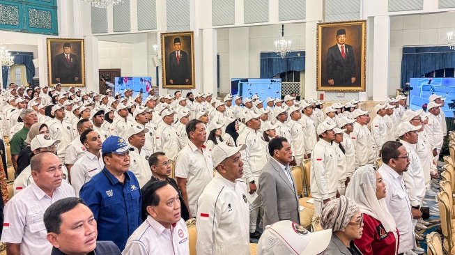 Sejumlah atlet dan pengurus cabang olah raga menghadiri pelepasan kontingen Indonesia untuk Asian Games 2026 di Istana Negara, Jakarta, Rabu (9/9/2026). [ANTARA FOTO/Cahya Sari/hma/YU]
