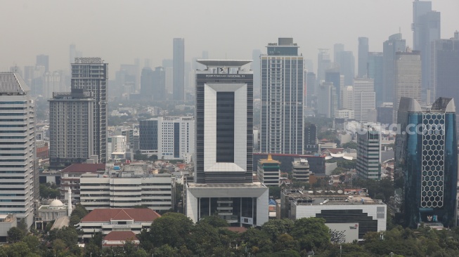 Kabut polusi udara menyelimuti gedung-gedung tinggi di kawasan Jakarta, Kamis (10/9/2026). [Suara.com/Alfian Winanto]