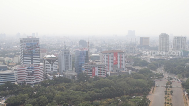 Kabut polusi udara menyelimuti gedung-gedung tinggi di kawasan Jakarta, Kamis (10/9/2026). [Suara.com/Alfian Winanto]