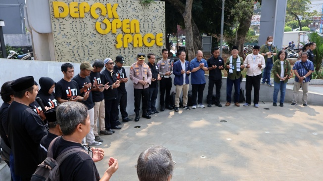Sejumlah wartawan dari berbagai organisasi, seperti PFI, PWI dan IJTI, bersama Polres serta Pemkot Depok menggelar doa bersama di Depok Open Space, Depok, Jawa Barat, Kamis (10/9/2026). [ANTARA FOTO/Yulius Satria Wijaya/kye]