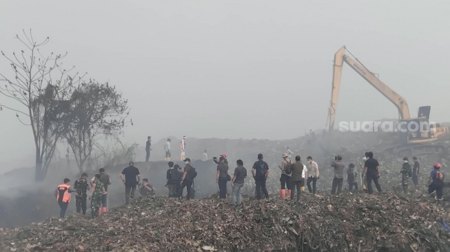 Perjuangan Ratusan Petugas Taklukkan Bara Sampah di TPAS Galuga