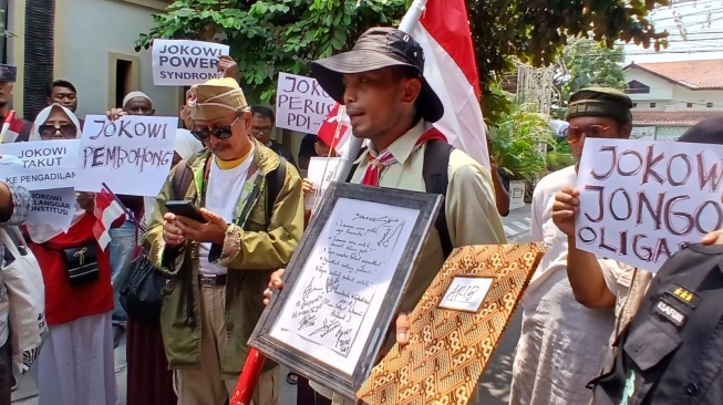 Masa Demo di Depan Rumah Jokowi, Serahkan Surat Peringatan dan Plakat Bertuliskan Filosofi Jawa
