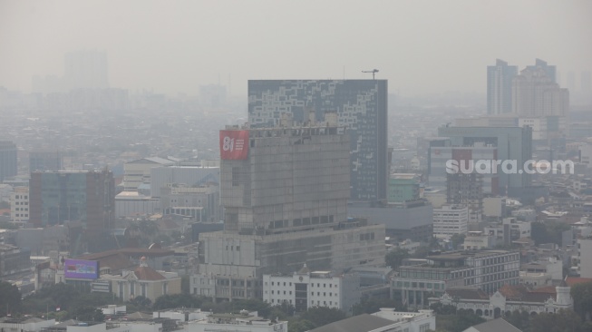 Kabut polusi udara menyelimuti gedung-gedung tinggi di kawasan Jakarta, Kamis (10/9/2026). [Suara.com/Alfian Winanto]