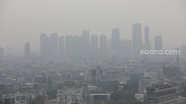 Kabut polusi udara menyelimuti gedung-gedung tinggi di kawasan Jakarta, Kamis (10/9/2026). [Suara.com/Alfian Winanto]