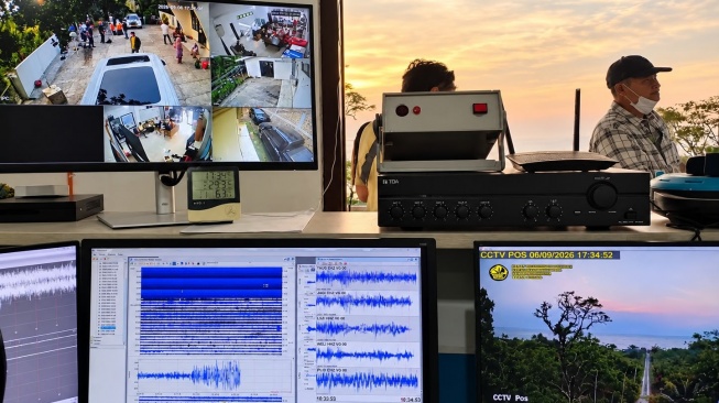 Anak Krakatau Masih Level Siaga, BNPB Periksa Jalur Evakuasi hingga Sirene Tsunami Banten