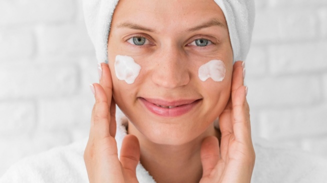 3 Rekomendasi Moisturizer Pemudar Flek Hitam dan Garis Senyum Usia 40 Tahun