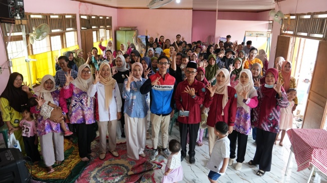 Pertamina Patra Niaga Kilang Plaju Peduli Masyarakat Sungai Rebo, Salurkan PMT dan Edukasi Parenting