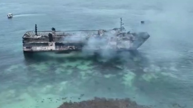 Sebuah feri penumpang terbakar di perairan dekat kawasan wisata Palawan, Filipina. Sedikitnya lima orang tewas, sementara 87 lainnya masih dinyatakan hilang dalam insiden tersebut. [Istimewa]