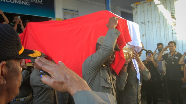 Personel TNI AU dan Satpol PP mengangkat peti berisi jenazah Wili Mbuik yang tiba di Bandara El Tari Kupang, Provinsi NTT, Jumat (11/9/2026). [ANTARA FOTO/Kornelis Kaha/app/YU]