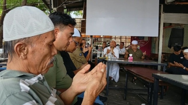 Jurnalis dari berbagai organisasi pers di Aceh saat menggelar doa bersama untuk keselamatan lima jurnalis yang hilang saat melipu erupsi gunung anak Krakatau, di Banda Aceh, Jumat (11/9/2026). ANTARA/Rahmat Fajri