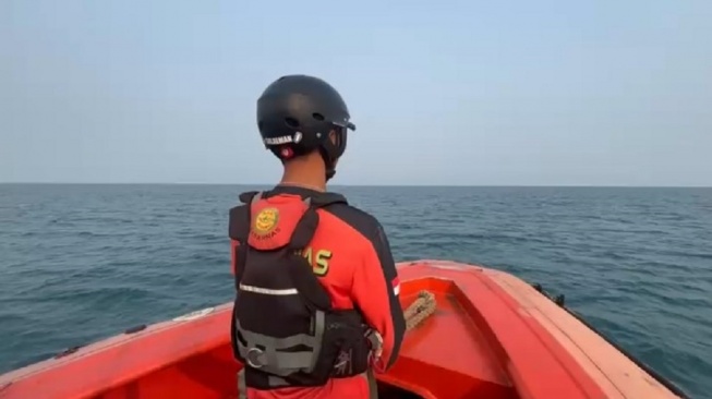 Personel Basarnas masih berupaya mencari lima jurnalis dan tiga kru speedboat yang hilang kontak di Perairan Selat Sunda. [Suara.com/Basarnas]