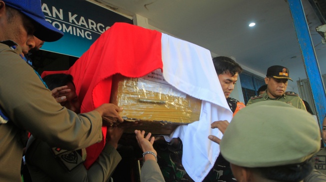 Personel TNI AU dan Satpol PP mengangkat peti berisi jenazah Wili Mbuik yang tiba di Bandara El Tari Kupang, Provinsi NTT, Jumat (11/9/2026). [ANTARA FOTO/Kornelis Kaha/app/YU]