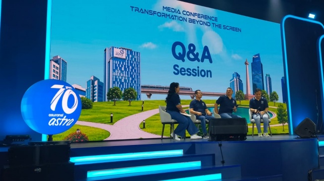 Acara talkshow  &ldquo;Transformation Beyond The Screen&rdquo; bersama Direktur Astra dan Director in Charge Astra Financial, Siswadi; President Director Asuransi Astra, Maximiliaan Agatisianus; Retail and Digital Business Director Asuransi Astra, Deddy Armand yang dipandu PR Asuransi Astra Angela Anindita. (Suara.com/CNR ukirsari)