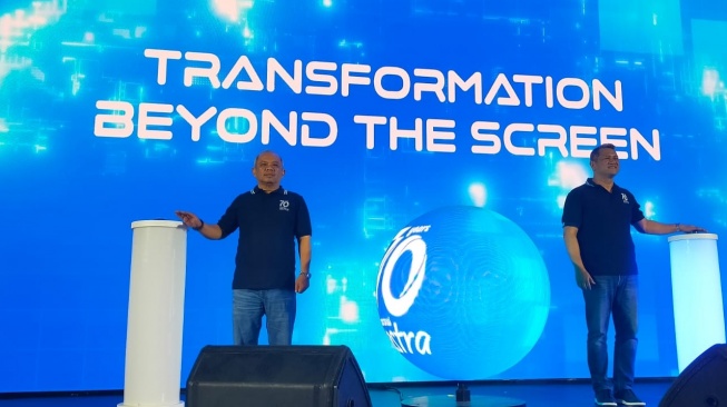 Direktur Astra dan Director in Charge Astra Financial, Siswadi; serta President Director Asuransi Astra melakukan prosesi launching tiga inovasi yaitu myGarda, gardaoto.com, dan Garda Siaga dalam rangka menyambut usia tujuh dekade Asuransi Astra untuk menghasilkan pengalaman berasuransi semakin mudah dan seamless. (Suara.com/CNR ukirsari)