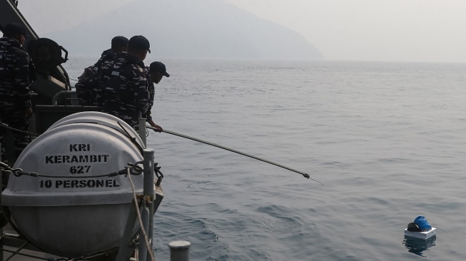 Prajurit TNI AL awak KRI Kerambit-627 berusaha mengangkat benda yang ditemukan mengapung saat operasi pencarian kapal cepat yang hilang kontak di Perairan Selat Sunda, Kabupaten Lampung Selatan, Lampung, Jumat (11/9/2026). [ANTARA FOTO/Angga Budhiyanto/wsj]