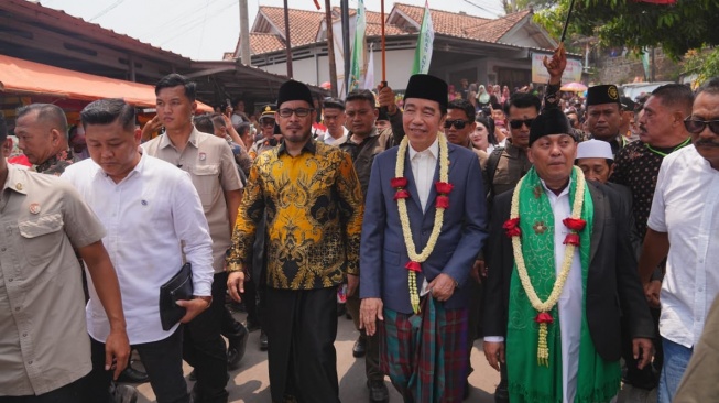 Jokowi Kunjungi Padepokan Anti Galau Cirebon, Hadiri Khitanan Anak Ustaz Ujang Busthomi