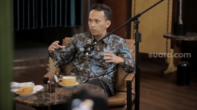 Direktur Pengawasan Sertifikasi dan Transaksi Elektronik Komdigi, Teguh Arief Yadi dalam DeepTalk Podcast Suara.com di Jakarta, belum lama ini. [Suara.com/Alfian]