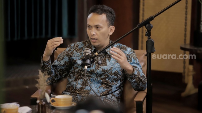 Direktur Pengawasan Sertifikasi dan Transaksi Elektronik Komdigi, Teguh Arief Yadi dalam DeepTalk Podcast Suara.com di Jakarta, belum lama ini. [Suara.com/Alfian]