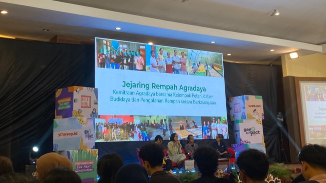 Yulia Rosdiana, Co-Founder Agradaya Asri Saraswati Iskandar, Edi Padmo dari Resan Gunung Kidul, dan Program Manager Yayasan Get Plastic Indonesia Fransisca Supriyani Wulandari (Suara.com/Dita)