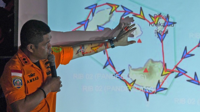 Kepala Kantor Basarnas Banten Al Amrad menjelaskan hasil hari keempat operasi pencarian jurnalis dan awak kapal yang hilang kontak di Posko SAR Dermaga Marina Carita, Pandeglang, Banten, Jumat (11/9/2026). [ANTARA FOTO/Aditya Pradana Putra/wsj]