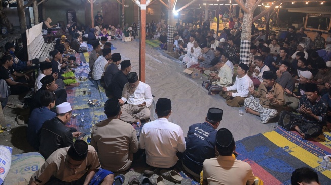 Sejumlah warga berdoa bersama untuk keselamatan lima jurnalis dan tiga awak kapal yang hilang kontak saat liputan erupsi Gunung Anak Krakatau di Dermaga Marina Carita, Pandeglang, Banten, Jumat (11/9/2026). [ANTARA FOTO/Aditya Pradana Putra/wsj]