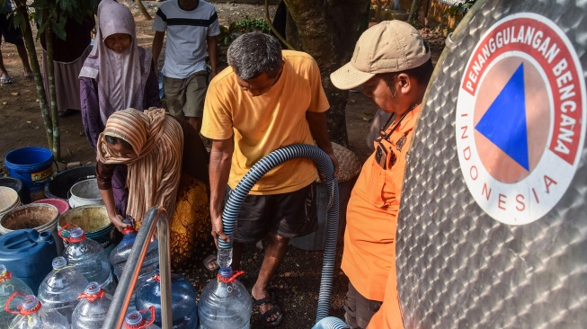 Warga mengisi air bersih ke dalam ember dan galon saat penyaluran bantuan air bersih dari LAZ Persis di Kelurahan Sukamenak, Kecamatan Purbaratu, Kota Tasikmalaya, Jawa Barat, Jumat (11/9/2026).[ANTARA FOTO/Irfan Sumanjaya/wsj]