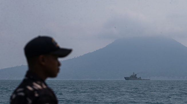 KRI Leuser-924 melintas pada operasi pencarian kapal cepat yang hilang kontak di Perairan Selat Sunda, Kabupaten Lampung Selatan, Lampung, Kamis (10/9/2026). [ANTARA FOTO/Angga Budhiyanto/wsj]