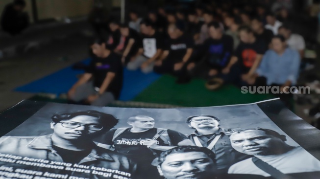 Sejumlah anggota Pewarta Foto Indonesia (PFI) dan jurnalis menggelar doa bersama di Bundaran HI, Jakarta, Jumat (11/9/2026). [Suara.com/Alfian Winanto]