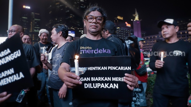 Sejumlah anggota Pewarta Foto Indonesia (PFI) dan jurnalis menggelar doa bersama di Bundaran HI, Jakarta, Jumat (11/9/2026). [Suara.com/Alfian Winanto]