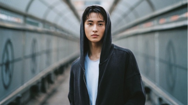 Mark Lee Ungkap Arti Cinta Sejati di Lagu Comeback Solo Terbaru, My Friend